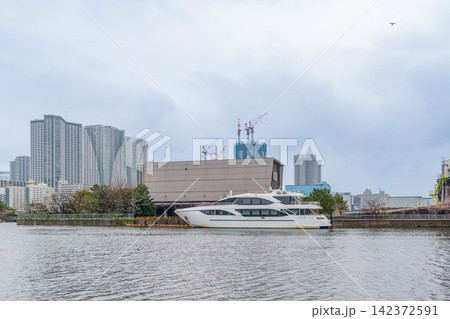 浜離宮恩賜庭園の堀に停泊する東京都の視察船「東京みなと丸」と勝どきの高層ビル群 浜離宮恩賜庭園の堀に停泊する東京都の視察船「東京みなと丸」と勝どきの高層ビル群 142372591