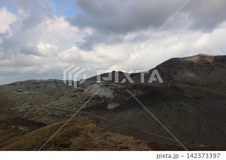 熊本県阿蘇山の中岳火口近くに広がる黒い火山灰の砂千里ヶ浜と青空の絶景風景 熊本県阿蘇山の中岳火口近くに広がる黒い火山灰の砂千里ヶ浜と青空の絶景風景 142373397