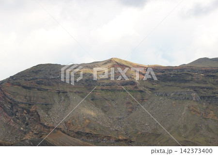 熊本県阿蘇山の中岳火口近くに広がる黒い火山灰の砂千里ヶ浜と青空の絶景風景 熊本県阿蘇山の中岳火口近くに広がる黒い火山灰の砂千里ヶ浜と青空の絶景風景 142373400