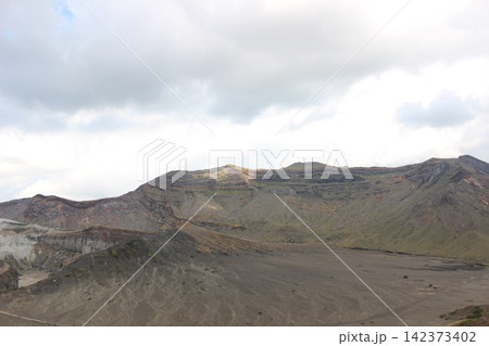 熊本県阿蘇山の中岳火口近くに広がる黒い火山灰の砂千里ヶ浜と青空の絶景風景 142373402