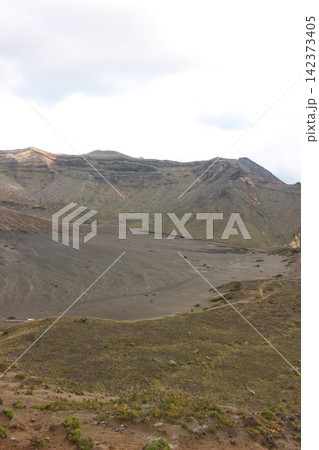 熊本県阿蘇山の中岳火口近くに広がる黒い火山灰の砂千里ヶ浜と青空の絶景風景 熊本県阿蘇山の中岳火口近くに広がる黒い火山灰の砂千里ヶ浜と青空の絶景風景 142373405