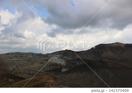 熊本県阿蘇山の中岳火口近くに広がる黒い火山灰の砂千里ヶ浜と青空の絶景風景 熊本県阿蘇山の中岳火口近くに広がる黒い火山灰の砂千里ヶ浜と青空の絶景風景 142373409