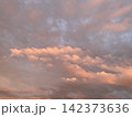 神秘的な夕空 142373636