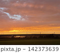 青空覗く夕焼け空 142373639