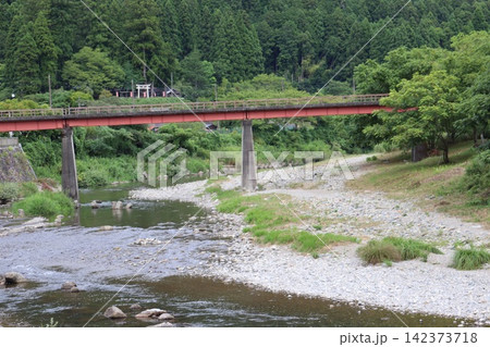 京都府美山のかやぶきの里の新緑風景と美山川（由良川） 142373718