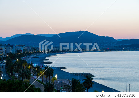 真夏の南フランスのニースの海の夜明けの風景 真夏の南フランスのニースの海の夜明けの風景 142373810