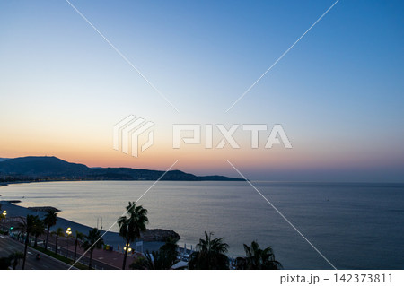 真夏の南フランスのニースの海の夜明けの風景 真夏の南フランスのニースの海の夜明けの風景 142373811