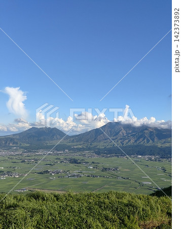 晴天の阿蘇大観峰から見た景色 晴天の阿蘇大観峰から見た景色 142373892