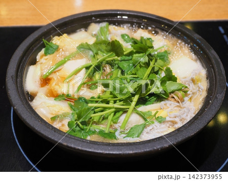 宮城・仙台の冬の名物料理 せりたっぷりのせり鍋 142373955