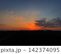 田園と山並みに沈む夕日 142374095