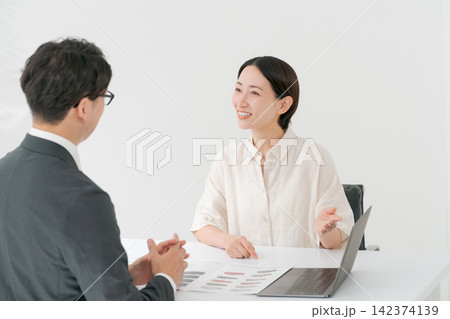 スーツの男性と相談をする女性 142374139