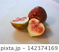 そのままのいちじくとカットしたいちじく 142374169