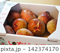 箱に入ったたくさんのいちじく 142374170