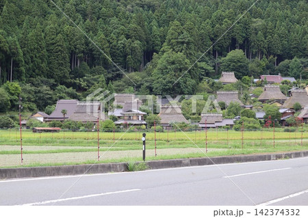 京都府美山のかやぶきの里の新緑風景 京都府美山のかやぶきの里の新緑風景 142374332