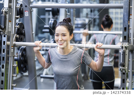 スポーツジムでトレーニングする若い女性 142374338