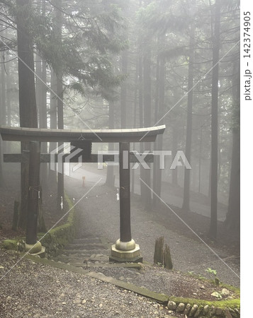 霧の中に佇む神社の鳥居 142374905