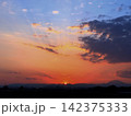 山並みに沈む夕日と夕焼け空 142375333