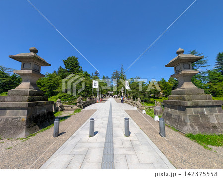 山形県米沢市にある上杉神社の表参道 舞鶴橋 山形県米沢市にある上杉神社の表参道 舞鶴橋 142375558
