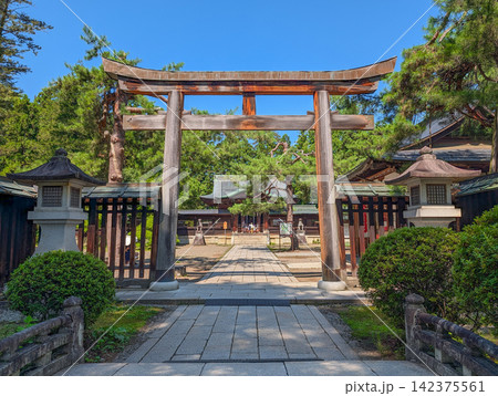 山形県米沢市にある上杉神社の二の鳥居 山形県米沢市にある上杉神社の二の鳥居 142375561