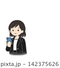 スマホを使う、黒のスーツの笑顔の女性 142375626