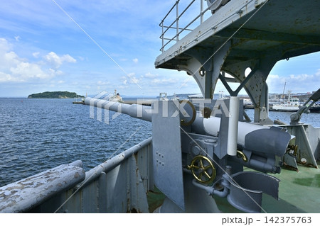 横須賀市三笠公園の記念艦「三笠」の1番砲と猿島 横須賀市三笠公園の記念艦「三笠」の1番砲と猿島 142375763