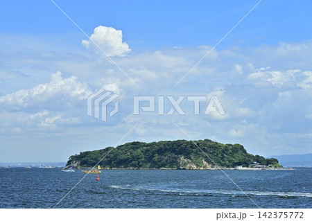横須賀市三笠公園の記念艦「三笠」からの猿島 横須賀市三笠公園の記念艦「三笠」からの猿島 142375772