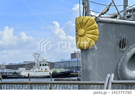 横須賀市三笠公園の記念艦｢三笠｣の船首に菊の紋章 142375780