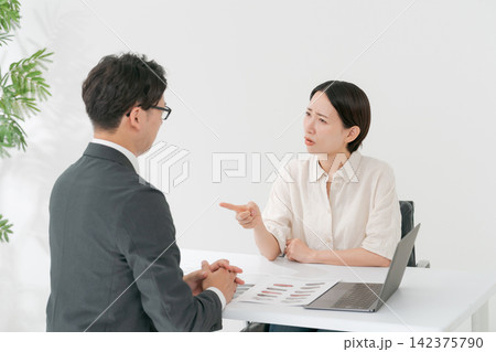 クレームを言う女性客と対応する男性 142375790