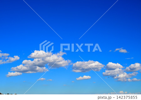 真夏の青空と白い雲 真夏の青空と白い雲 142375855