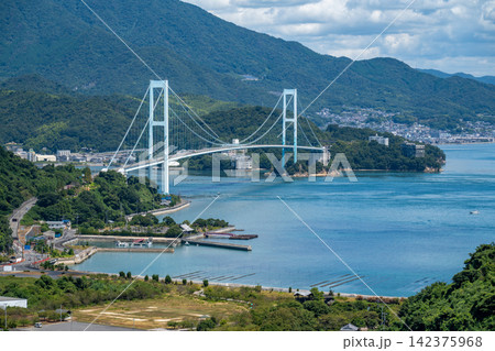 広島県呉市下蒲刈町の大平山中腹から見る夏の安芸灘大橋 142375968