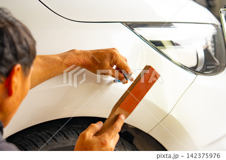 Removing dents on the car. PDR technology. Car body repair without painting. Removing dents on the car. PDR technology. Car body repair without painting. 142375976
