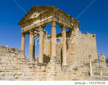 ローマ遺跡ドゥッガ・キャピトル神殿 / Dougga, Tunisia ローマ遺跡ドゥッガ・キャピトル神殿 / Dougga, Tunisia 142376100