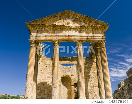 ローマ遺跡ドゥッガ・キャピトル神殿 / Dougga, Tunisia ローマ遺跡ドゥッガ・キャピトル神殿 / Dougga, Tunisia 142376102