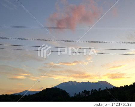 信州・御嶽山と夕焼け空 信州・御嶽山と夕焼け空 142376158