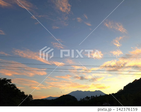 信州・御嶽山と夕焼け空 142376159