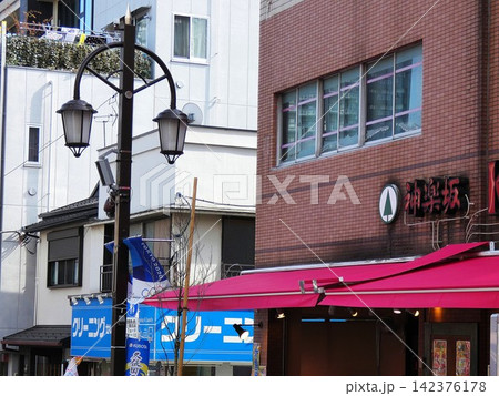 【東京・神楽坂通リ】クリーニング店と店舗街 【東京・神楽坂通リ】クリーニング店と店舗街 142376178