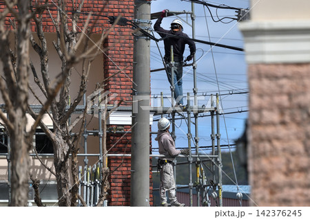 マンションリフォーム工事 とび職人 仮設足場の撤去作業風景 マンションリフォーム工事 とび職人 仮設足場の撤去作業風景 142376245