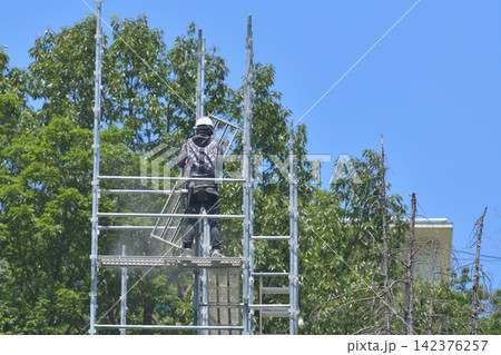 とび職人 仮設足場解体の作業風景 とび職人 仮設足場解体の作業風景 142376257