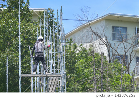 とび職人 仮設足場解体の作業風景 とび職人 仮設足場解体の作業風景 142376258