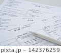 仕事探しや転職をイメージした求人票とペンの写真（掲載内容はオリジナル制作のサンプル） 142376259