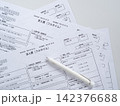 複数の求人票とペンを並べた俯瞰写真（仕事探し・転職・求人比較）掲載内容はサンプルイメージ 142376688