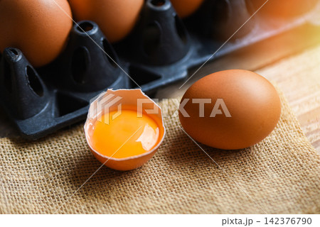 Chicken eggs from farm products natural in box healthy eating concept / Fresh broken egg yolk 142376790