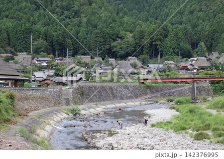 京都府美山のかやぶきの里の新緑風景と美山川(由良川) 京都府美山のかやぶきの里の新緑風景と美山川(由良川) 142376995