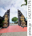 バリ島の有名観光地タナロット寺院に建つ美しい伝統的な割れ門と彫像の風景 バリ島の有名観光地タナロット寺院に建つ美しい伝統的な割れ門と彫像の風景 142377576