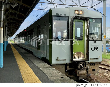 JR羽越本線の新発田駅ホームに停車するキハ110系気動車（キハ112-202）の普通ワンマン列車 142378043