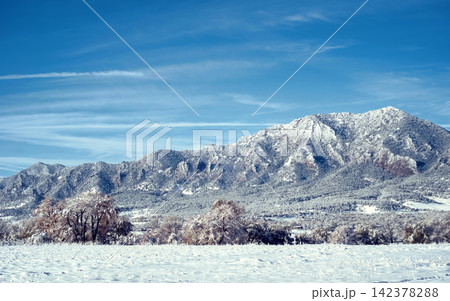Snowy Mountain Landscape Under Clear Blue Winter Sky Snowy Mountain Landscape Under Clear Blue Winter Sky 142378288