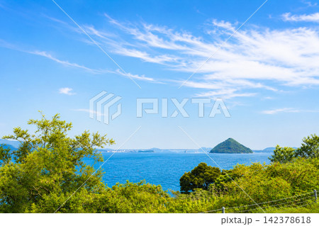 世界的に有名なアートの聖地・直島にて(香川県香川郡直島町) 世界的に有名なアートの聖地・直島にて(香川県香川郡直島町) 142378618