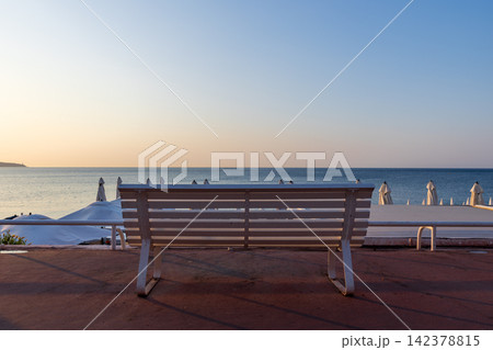 真夏の南フランスのニースの海岸通りの早朝の風景 真夏の南フランスのニースの海岸通りの早朝の風景 142378815