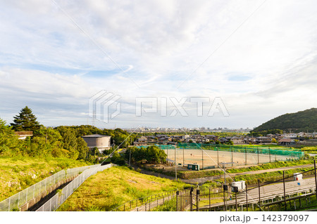 平荘湖の散歩道から望む加古川市(兵庫県) 平荘湖の散歩道から望む加古川市(兵庫県) 142379097