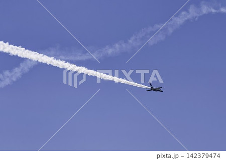 夏の青空と松島基地のブルーインパルス 飛行訓練 宮城県東松島市 夏の青空と松島基地のブルーインパルス 飛行訓練 宮城県東松島市 142379474